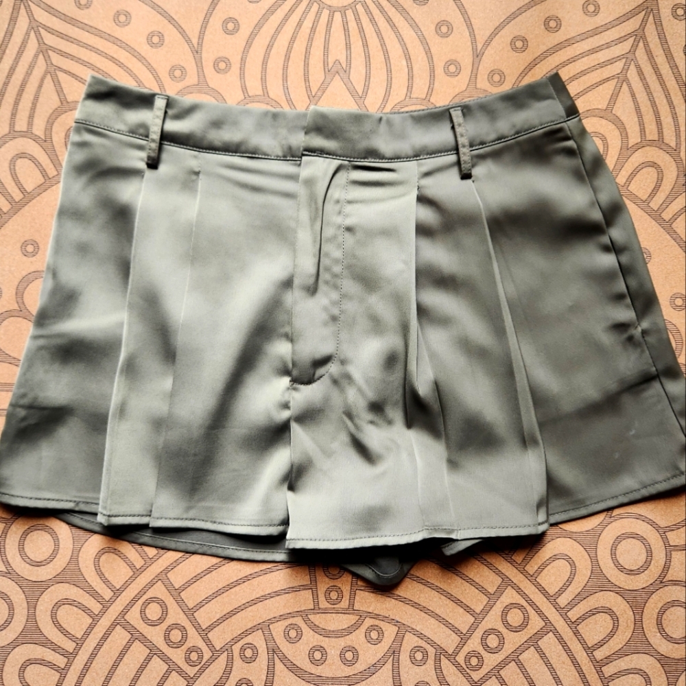 💜 Satin Olive Green Woven Pleated shorts M NWT Forever 21